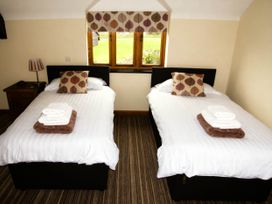 Two single beds with towels in a bedroom at Tyn Y Celyn Canol Clocaenog near Ruthin