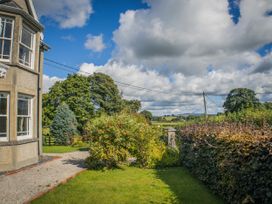 A garden with plants and trees at The Farm House in Bala
