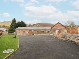 A building with parking area and grass at Rhianwen, Plas Moelfre Hall Barns, Llanrhaeadr-ym-Mochnant