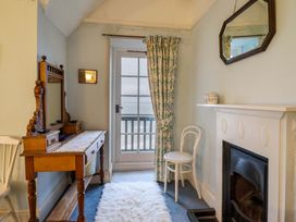A bedroom with a vanity and a mirror at Murmur Y Don in Harlech