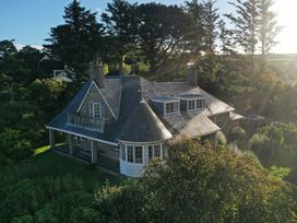 A house surrounded by trees and a garden at Murmur Y Don in Harlech