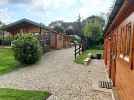 Pennylands Hill View Lodge - Cotswolds - 913474 - thumbnail photo 3