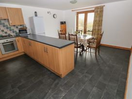 A kitchen with dining area at Bwthyn-y-Rhiw in Penybanc near Llandeilo