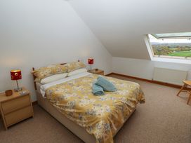 A bedroom with a bed and bedside tables at Bwthyn-y-Rhiw in Penybanc near Llandeilo