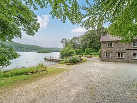 An outdoor view of a lake and a house at Hammerhole at the Graythwaite Estate near Hawkshead