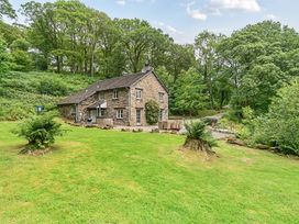 A house surrounded by trees and grass at Hammerhole at the Graythwaite Estate near Hawkshead