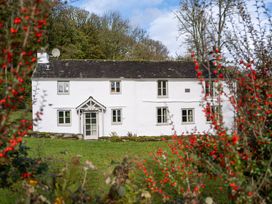 A house with windows and a door at Hullet Hall in Graythwaite near Hawkshead