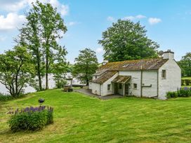 A house with garden and trees near a lake at Hullet Hall at the Graythwaite Estate near Hawkshead