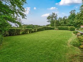 A garden with grass and bushes at Hullet Hall at the Graythwaite Estate near Hawkshead