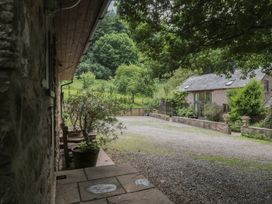 An outdoor area with gravel pathway and surrounding plants at The Stable in Deepdean near Ross-on-Wye