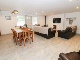 A living room with a table and chairs at Cariad Cottage in Cross Inn