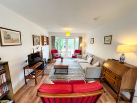 A living room with a sofa and armchairs at 38 Dale End Brancaster Staithe near Burnham Market