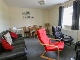 A living room with seating and dining area at Ty Ni in Caeathro near Caernarfon