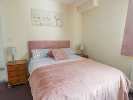 A bedroom with a bed and bedside tables at Ty Ni in Caeathro near Caernarfon