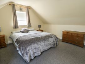 A bedroom with a bed and bedside tables at Ty Ni Caeathro near Caernarfon