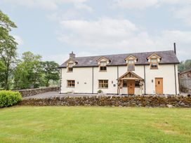 A house with a garden and stone wall at Ty Gwyn Llangwm near Bala