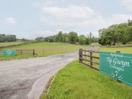 An entrance road with a sign for Ty Gwyn Cottages located in Llangwm near Bala