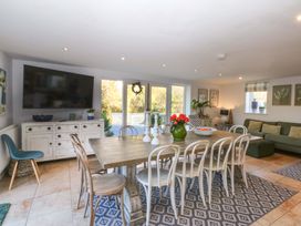 A dining room with a table and chairs at Nant-yr-Rhedyn in Red Wharf Bay