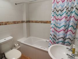 A bathroom with a bathtub, toilet, and sink at Garth Cottage in Haverfordwest