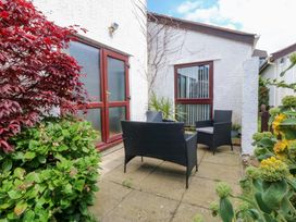 A garden with chairs and a table at the Boathouse in Deganwy near Llandudno