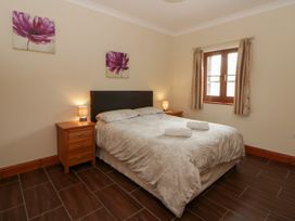 A bedroom with a double bed and bedside tables at Y Bwthyn in Swyddffynnon near Pontrhydfendigaid