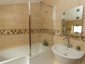 A bathroom with a bathtub and sink at Y Bwthyn in Swyddffynnon near Pontrhydfendigaid