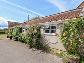 A building with flowers and plants at Pear Tree Cottage Mark near Burnham-on-Sea