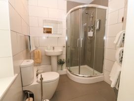 Y Castell Apartment 2 - North Wales - 926579 - thumbnail photo 12