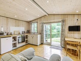 Lakeside Cabin - Devon - 928393 - thumbnail photo 6