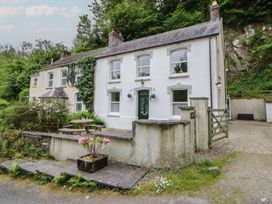 A house with garden and pathway at Teifi House in Cilgerran near Cardigan