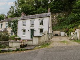 A house with a garden and a driveway at Teifi House in Cilgerran near Cardigan