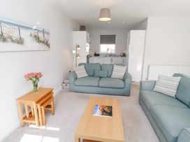 A living room with sofas and a table at The Haven in Embleton