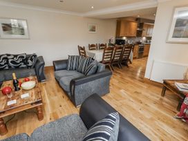 A living room with a dining area and kitchen at High Hemmel House in Embleton