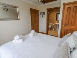 A bedroom with a bed and towels at Home Stead Cottage Embleton