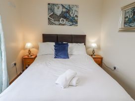 A bedroom with a bed and lamps at Home Stead Cottage Embleton