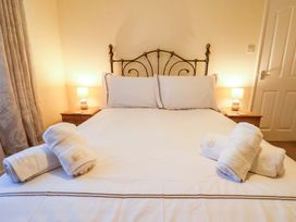 A bedroom with a bed and two lamps at La Rochelle in Whitby