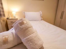 A bedroom with towels on a bed at La Rochelle in Whitby
