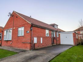 A house with a garage and yard at La Rochelle Whitby