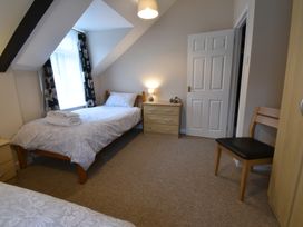 A bedroom with a single bed and furniture at Kingfisher in Blaenwaun