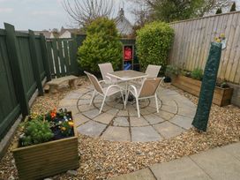 A garden with table and chairs at Sandyhill House in Saundersfoot