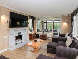 A living room with a television and fireplace at Seacrest Lodge in Scarborough