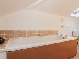 A bathtub and toilet in a bathroom at Seacrest Lodge in Scarborough