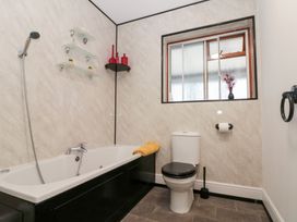 A bathroom with a bathtub and toilet at Seacrest Lodge in Scarborough