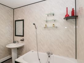 A bathroom with a bathtub and sink at Seacrest Lodge in Scarborough