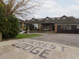 A house with a driveway and garden at Seacrest Lodge in Scarborough