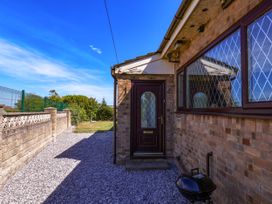An outdoor area with a brick wall and gravel pathway at Seacrest Lodge in Scarborough