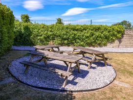 A garden area with tables and gravel at Seacrest Lodge in Scarborough