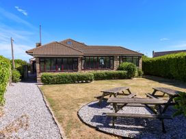 A house with a garden area and picnic tables at Seacrest Lodge, Scarborough