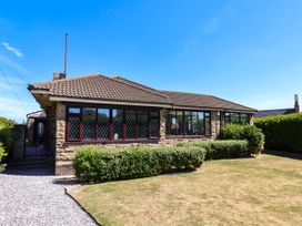 A house with windows and a hedge at Seacrest Lodge in Scarborough