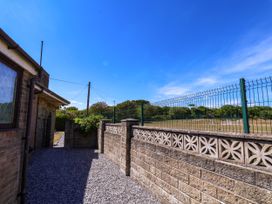 An outdoor area with a fence and gravel path at Seacrest Lodge in Scarborough